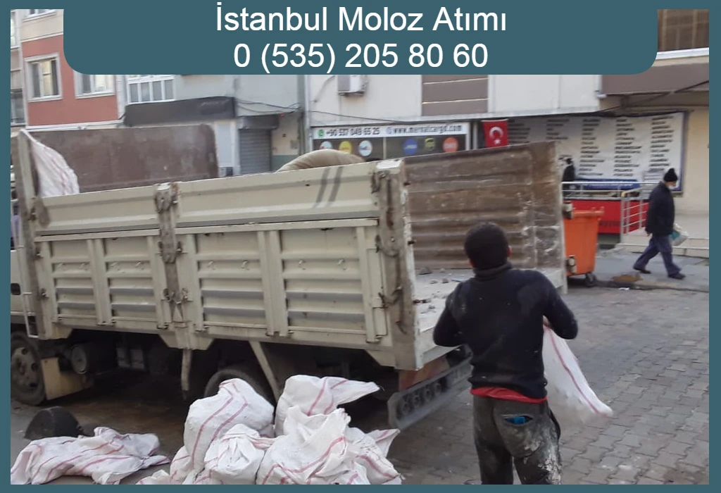 İstanbul moloz atımı için işçiler moloz torbalarını kamyona yüklüyor.