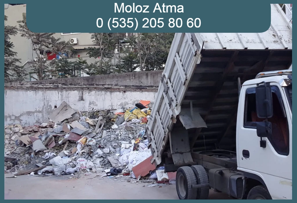 Molozların kamyonla döküm sahasına atılması.