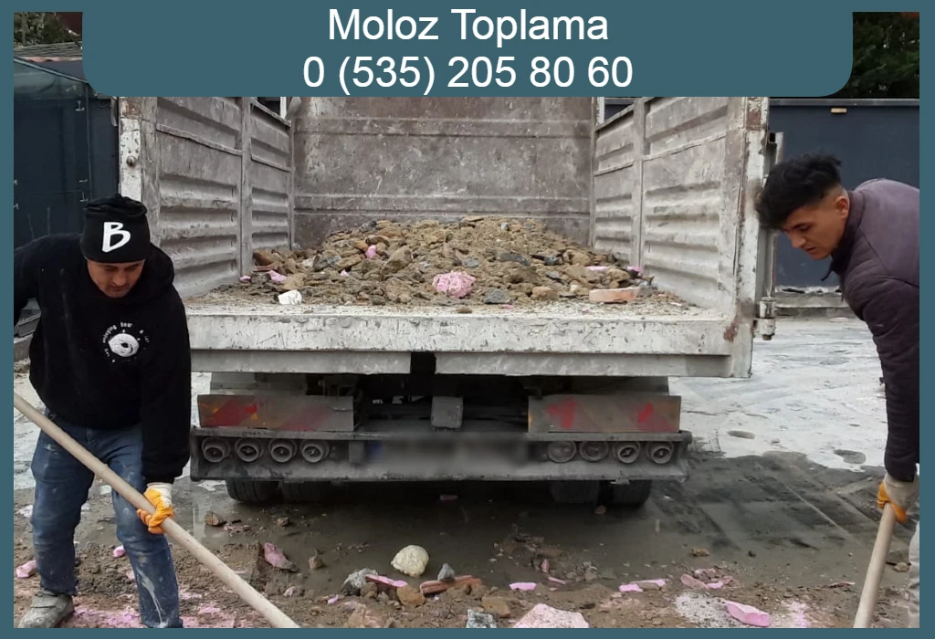 İşçiler kamyon önünde moloz temizliği yapıyor.