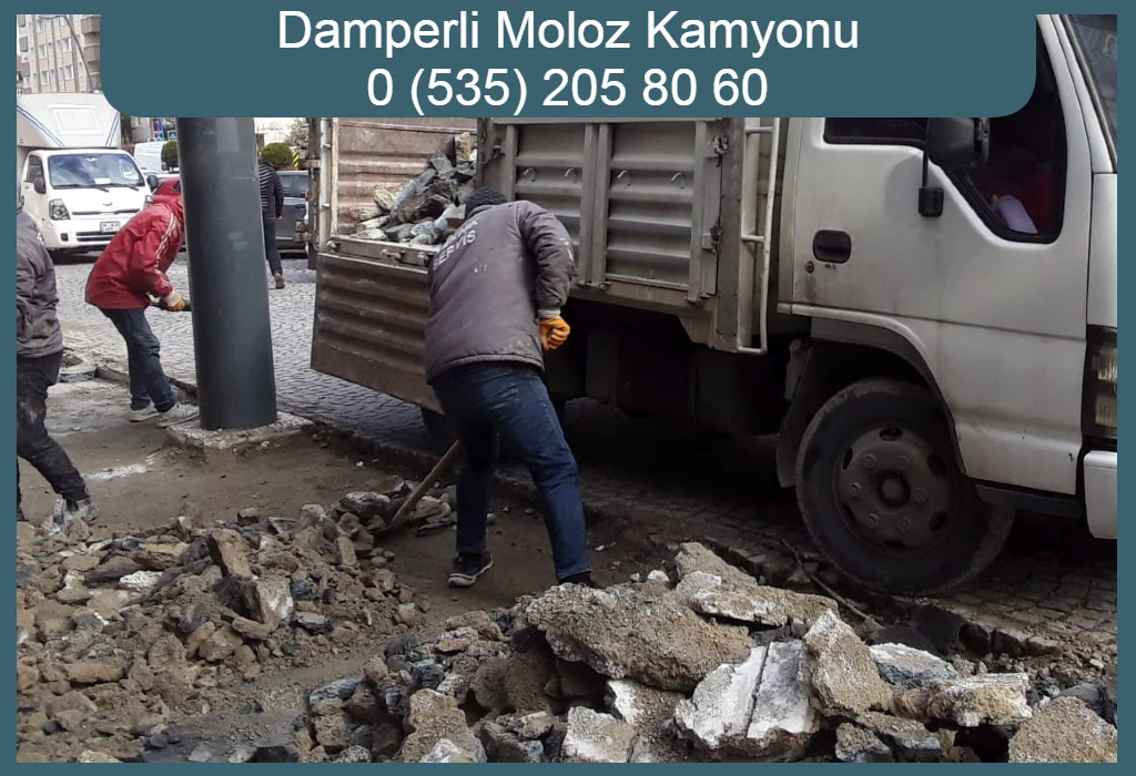Damperli moloz kamyonu ve işçiler