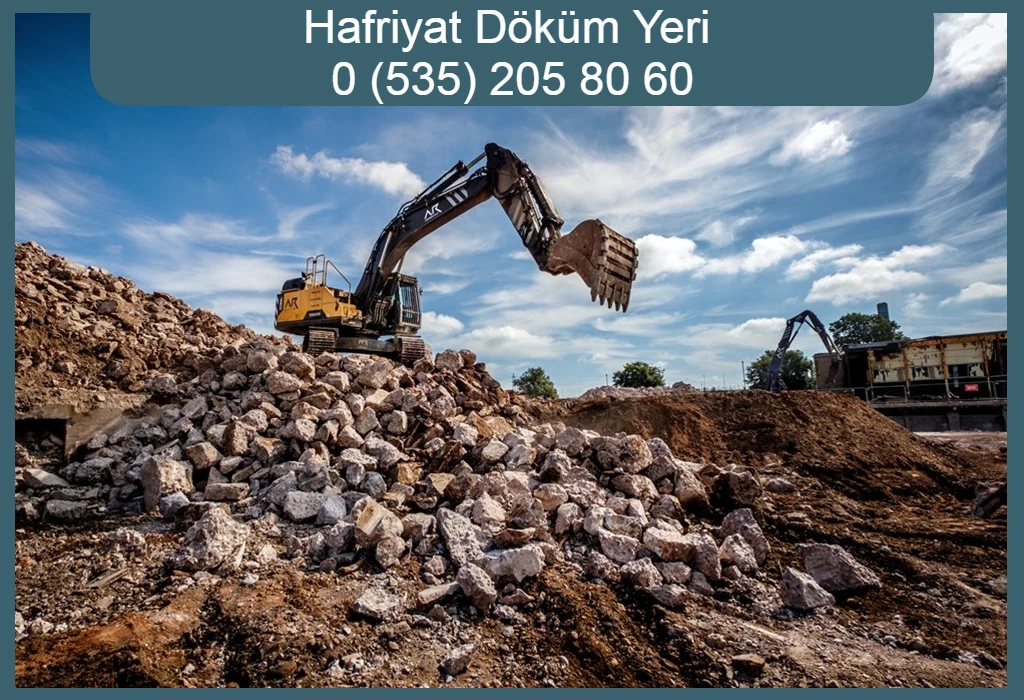 İstanbul hafriyat döküm alanı, kepçe ve iş makineleri ile taşınan moloz ve taş yığınları.
