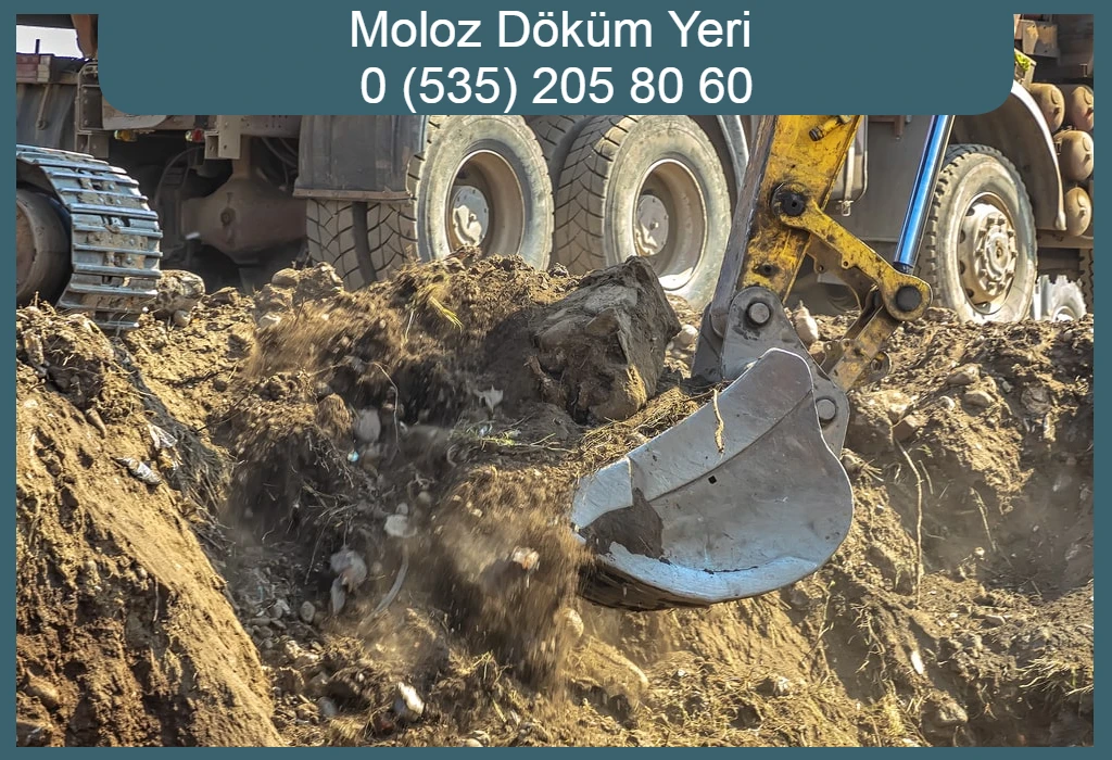 İş makineleri ile moloz döküm alanına boşaltılan inşaat atıkları ve toprak.