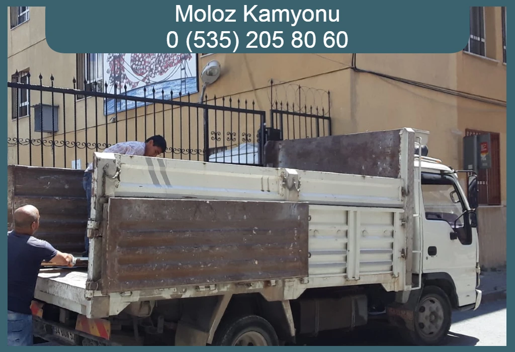 Moloz taşıyan beyaz kamyon