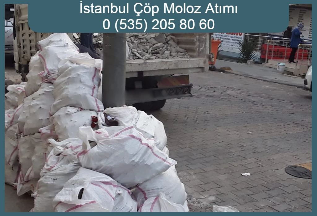 Çuvallarla toplanmış çöp ve molozların kamyona yüklenmesi