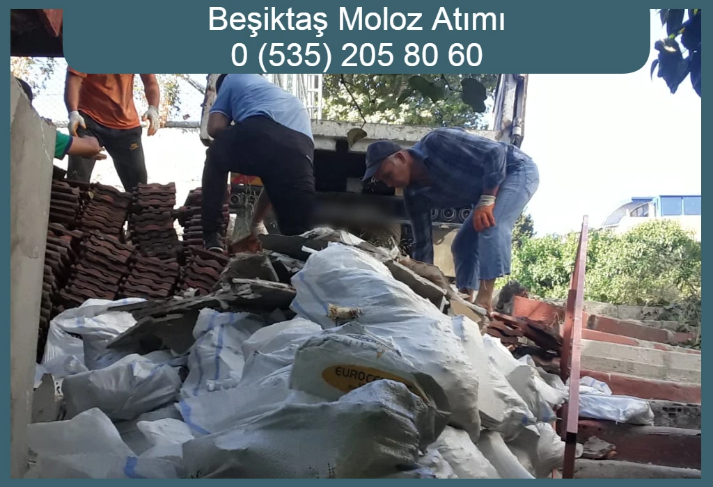 Beşiktaş moloz atımı için işçiler çuvallarla molozları kamyona yüklüyor.