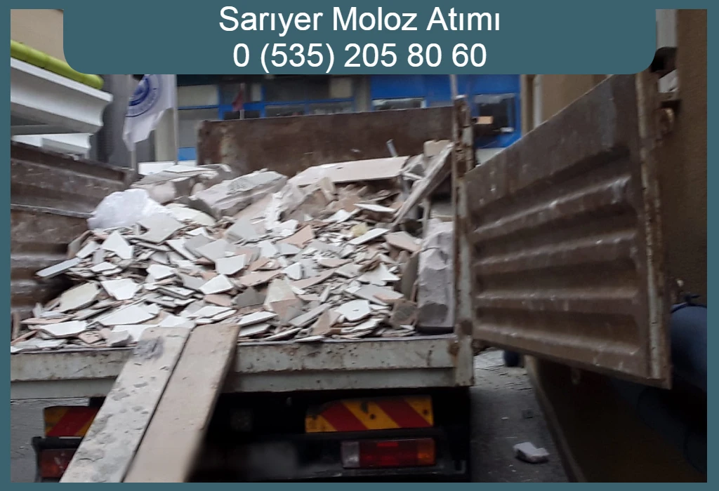 Sarıyer moloz atımı için kırık beton ve alçı parçaları kamyon kasasında.