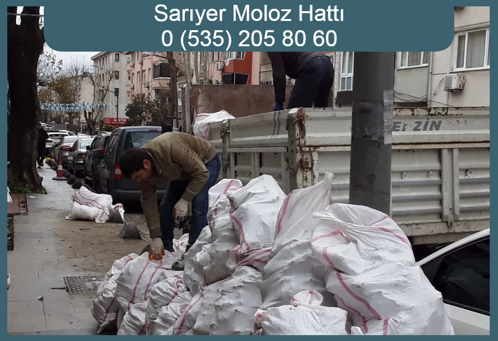 Sarıyer’de çuvallara doldurulmuş molozları kamyona yükleyen işçiler
