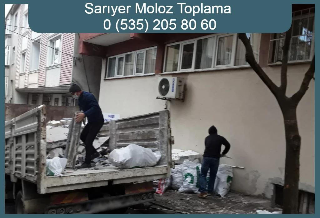 Sarıyer moloz toplama çalışmasında işçiler kamyona moloz yüklüyor.