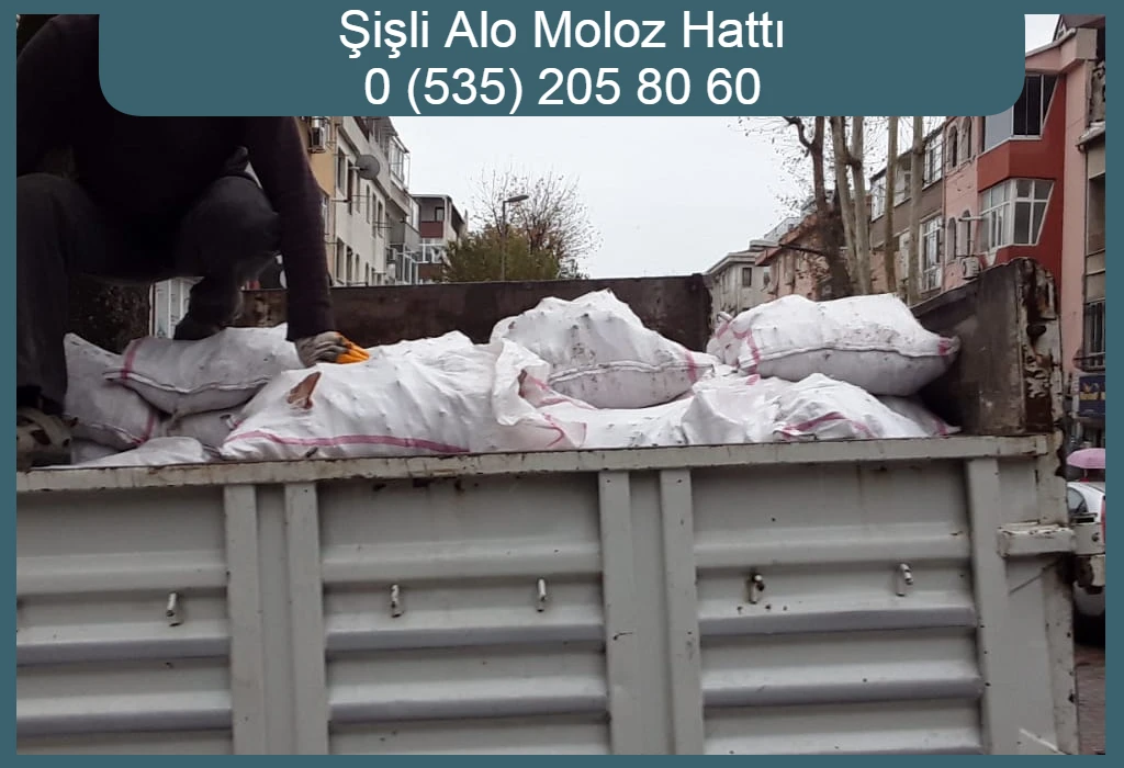 Şişli alo moloz hattı için çuvallara doldurulmuş moloz yüklü kamyon.