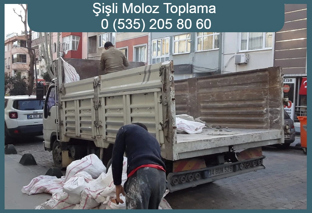 Şişli moloz toplama işlemi sırasında işçiler kamyona çuval taşıyor.