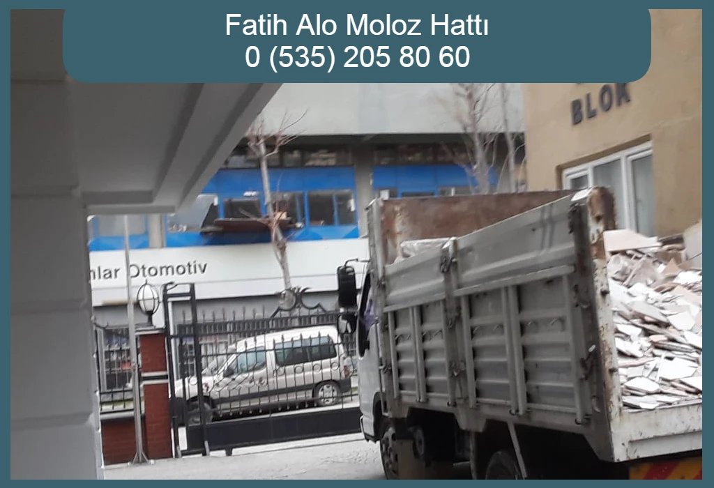 Fatih’te alo moloz hattı kamyonuyla moloz yükleme çalışması.