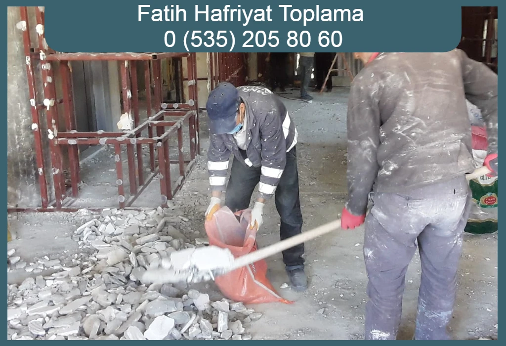 Fatih hafriyat toplama sırasında işçiler inşaat molozlarını torbalara dolduruyor.