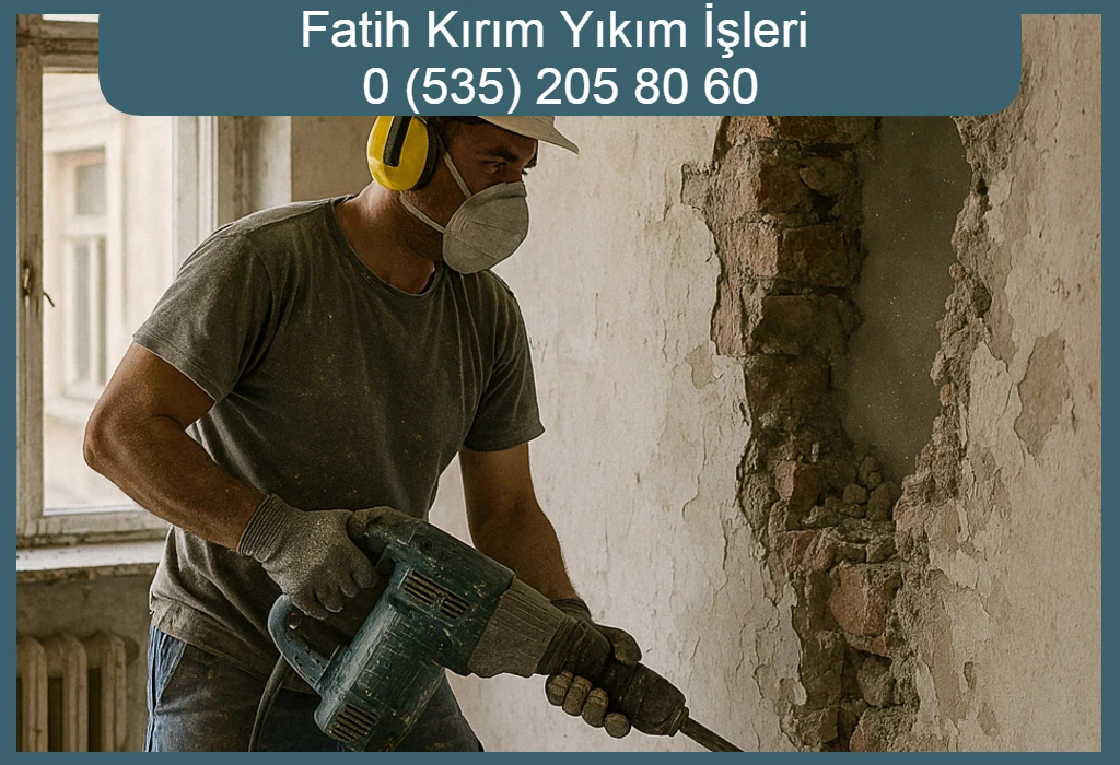 Fatih kırım yıkım işleri sırasında işçi duvarı kırıyor.