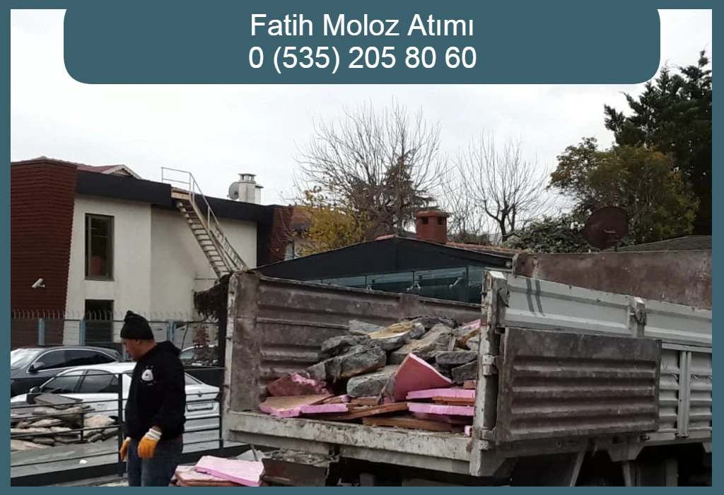 Fatih moloz atımı sırasında kamyona yüklenen taş ve yıkıntılar.