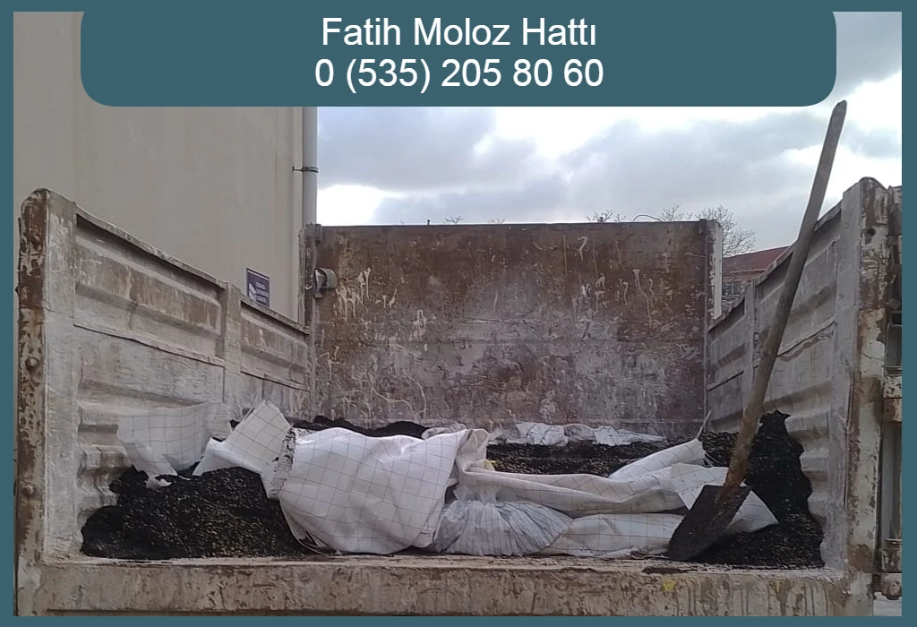 Fatih moloz hattı hizmetinde kamyon kasasında taşınan moloz torbaları
