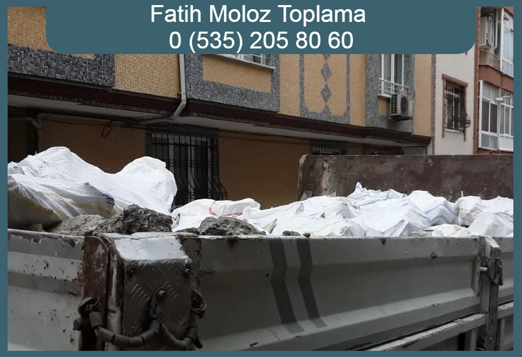 Fatih moloz toplama için torbalanmış atıkların kamyonla taşınması.