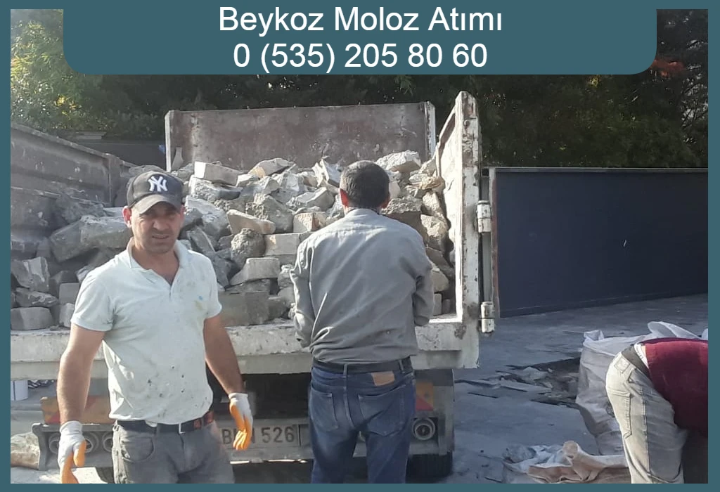 Beykoz moloz atımı sırasında işçiler kamyona moloz yükleme yapıyor.