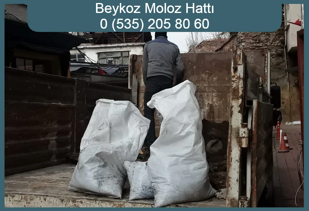 Beykoz moloz hattı kamyonete çuvallı moloz yükleniyor.