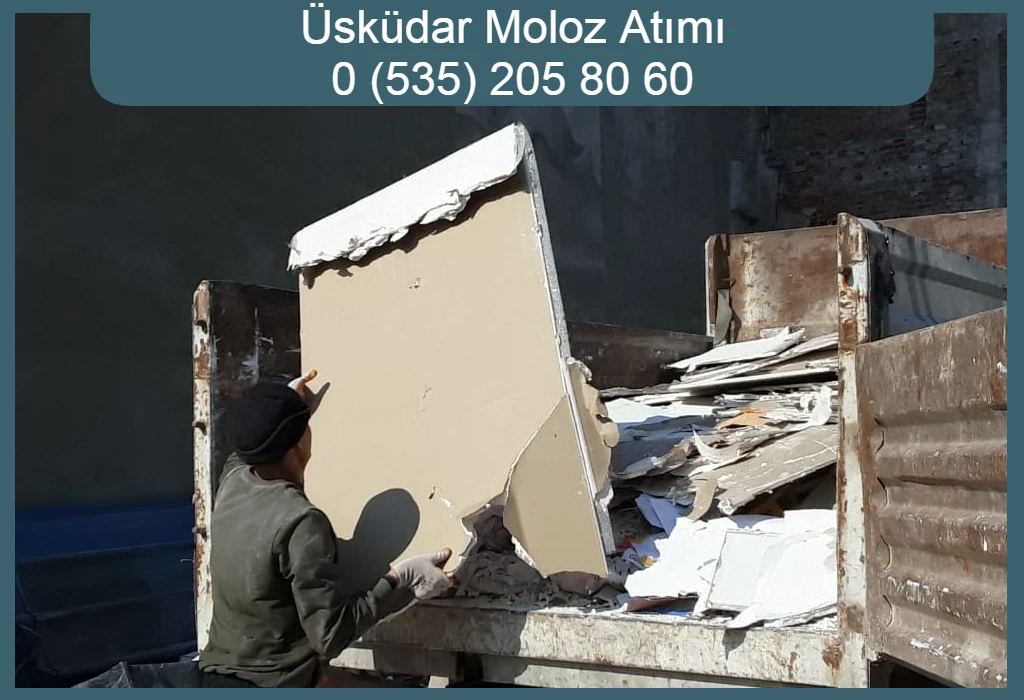 Üsküdar’da kamyona yüklenen alçıpan ve inşaat atıkları.