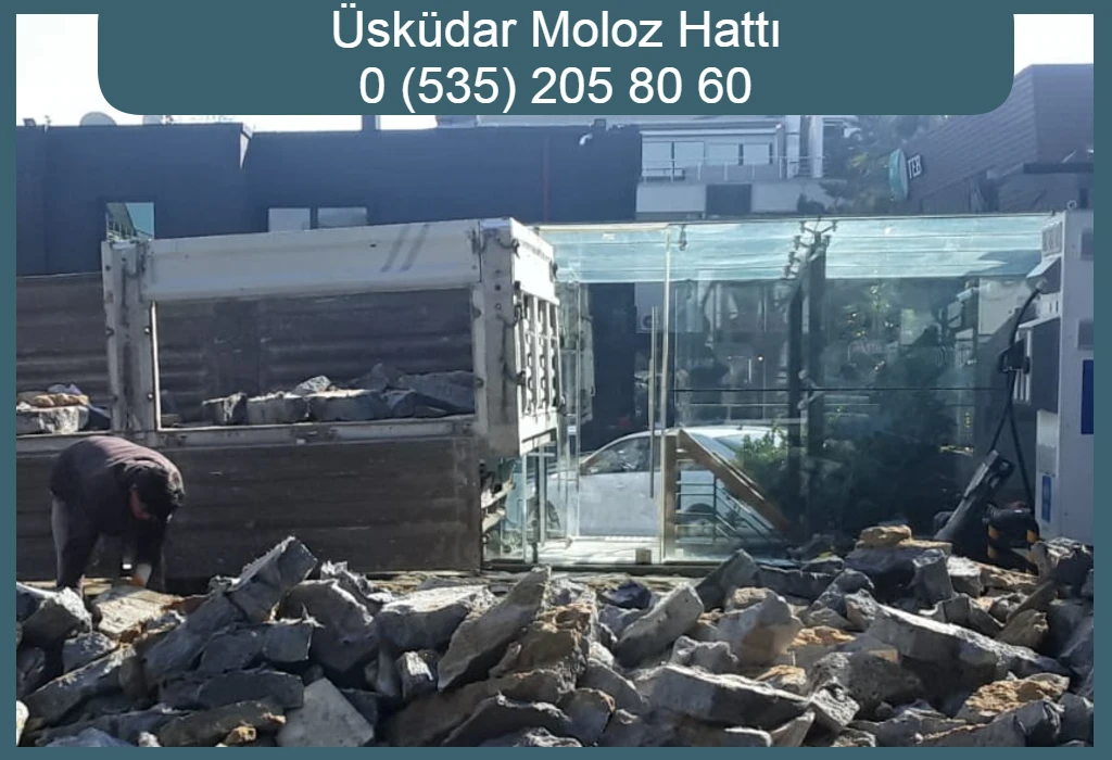Üsküdar’da kamyon ve işçilerle moloz hattı hizmeti.