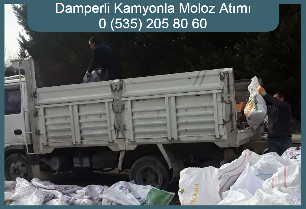 Damperli kamyona çuvallarla moloz yükleyen işçiler.