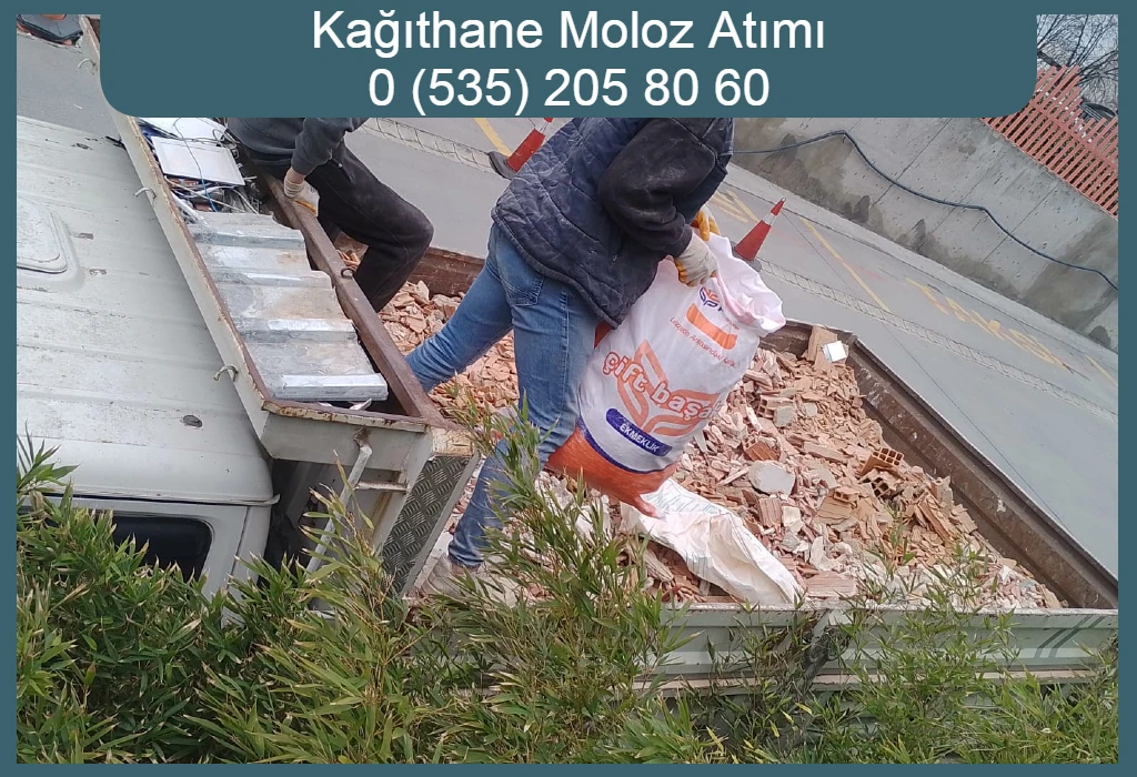 Kağıthane’de kırık tuğla ve inşaat atıklarının kamyona yüklenmesi.