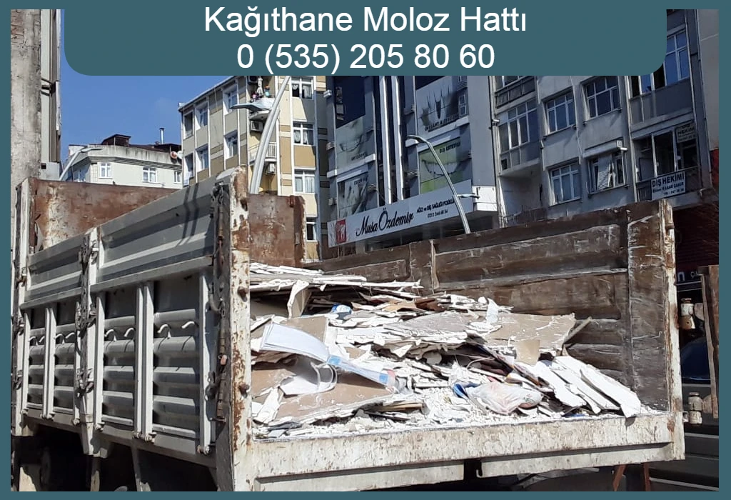 Kağıthane’de kamyon kasasında biriken inşaat molozları.