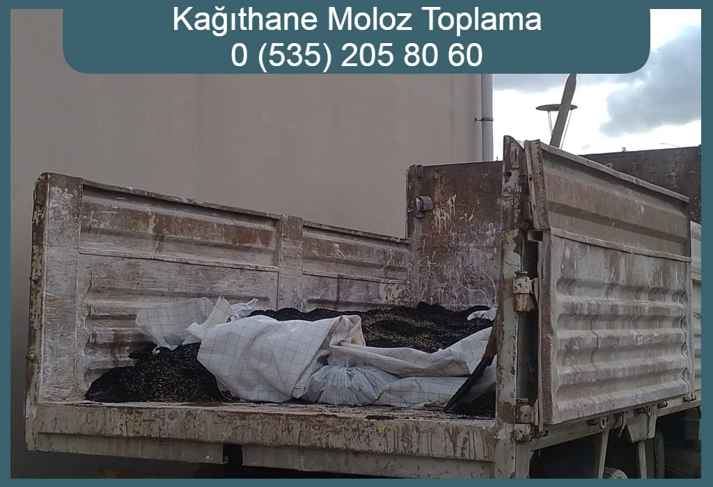Kağıthane’de çuvallara doldurulmuş molozların kamyonla taşınması.