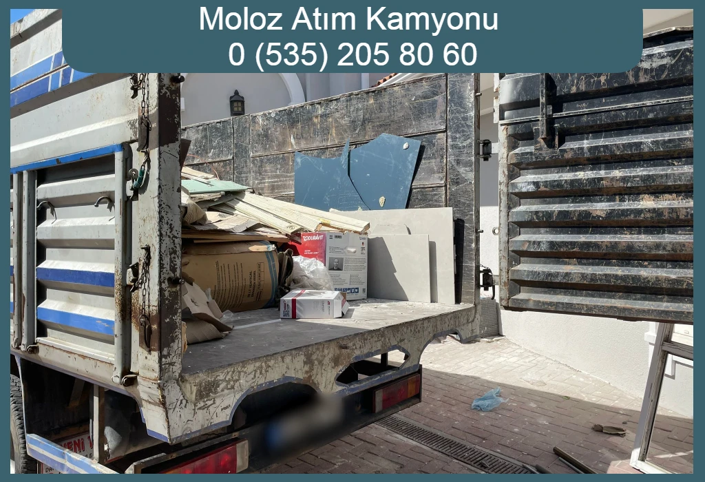 Moloz atım kamyonuna yüklenen inşaat atıkları.