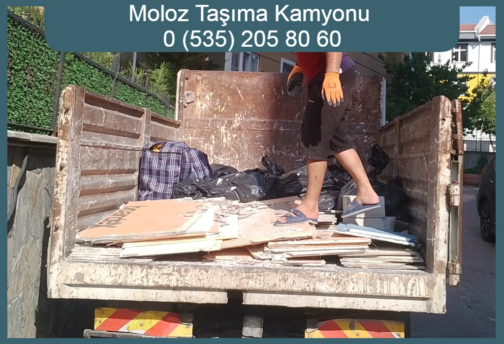 Moloz taşıma kamyonuyla yapılan yükleme işlemi.