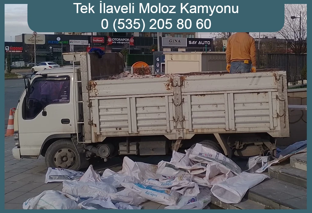 Tek ilaveli moloz kamyonu ile yapılan çuvallı moloz taşıma işlemi.