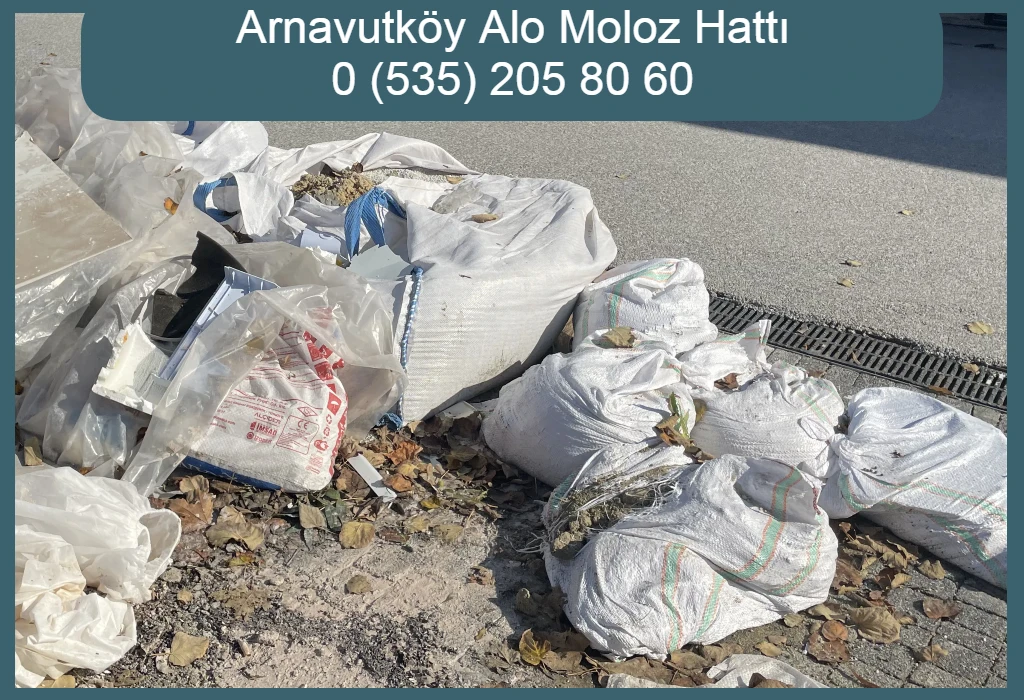 Arnavutköy’de yol kenarına bırakılmış beyaz çuvallar içinde inşaat ve tadilat molozları.