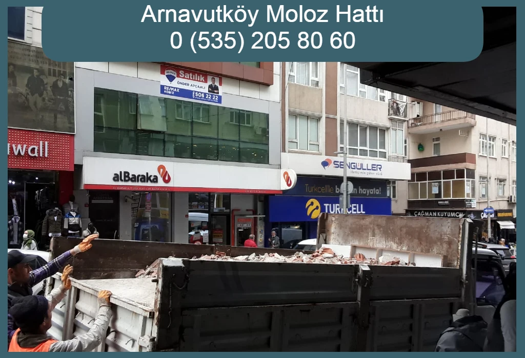 Arnavutköy’de cadde üzerinde kamyon kasasına yüklenmiş tuğla ve inşaat molozları.